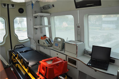 蓬溪县救护车内部